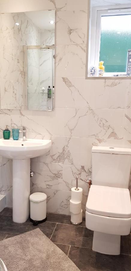 Contractor Sleeps 6 - 11 - Airport Manchester