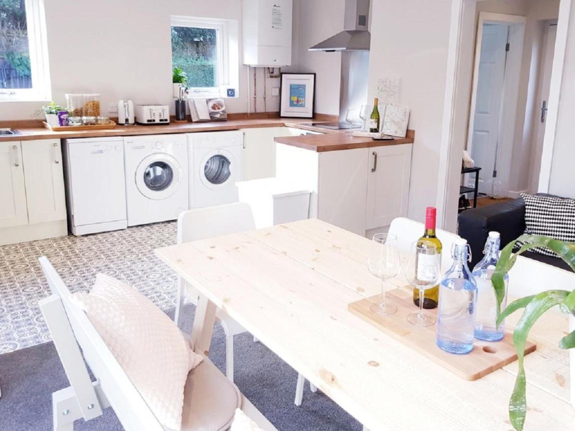 Contractor Sleeps 6 - 11 - Airport *