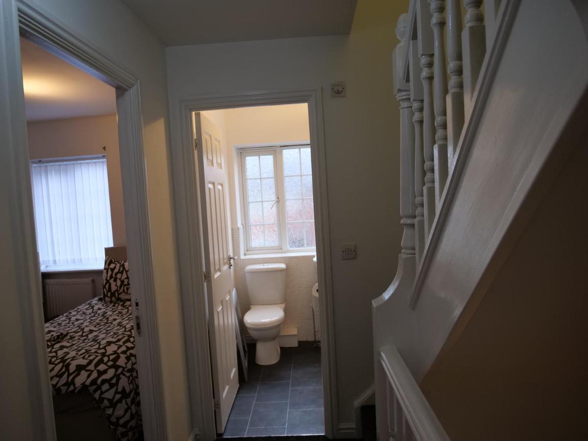 Spacious 4 Bed House, Sleep 8 Short & Long Stay, Free Parking ,5min Drive From Man Stadium Appartement *