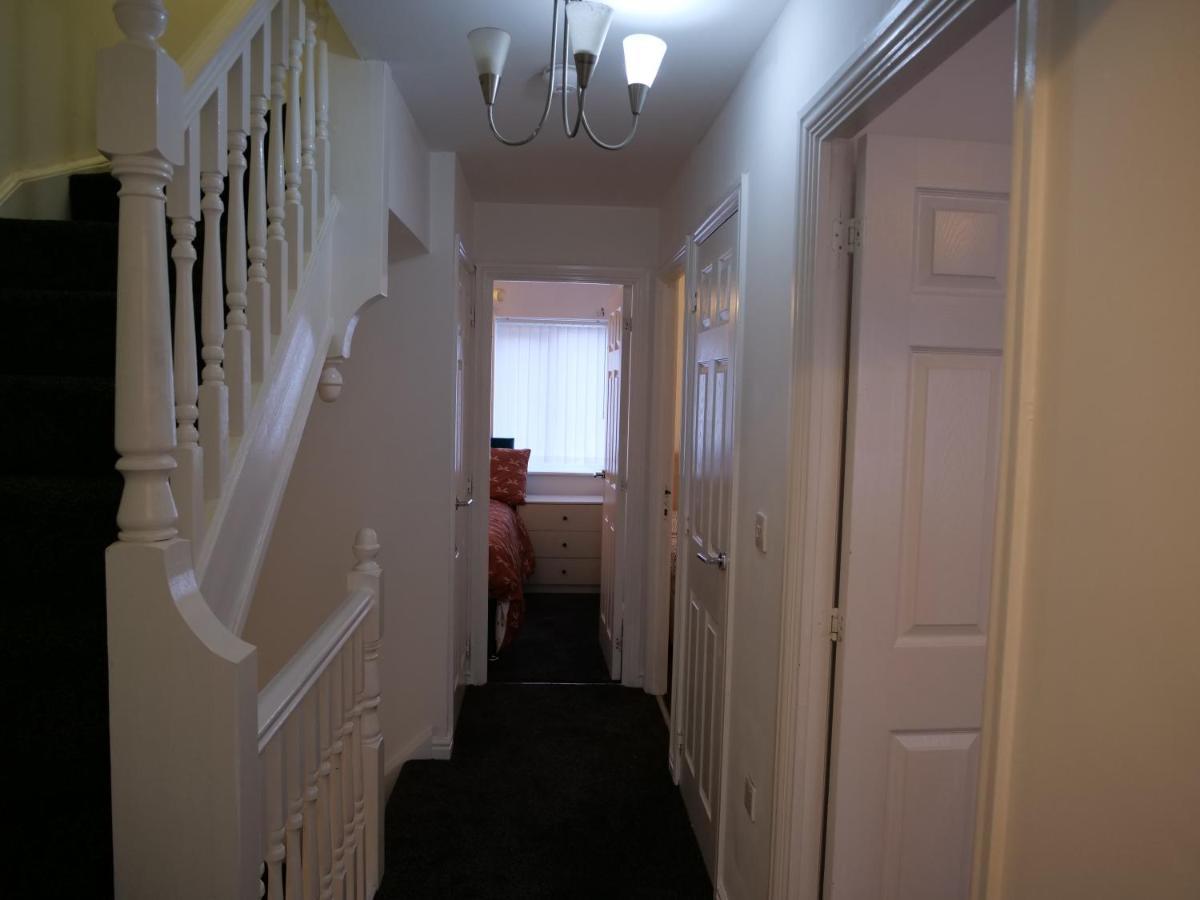 Spacious 4 Bed House, Sleep 8 Short & Long Stay, Free Parking ,5min Drive From Man Stadium Manchester