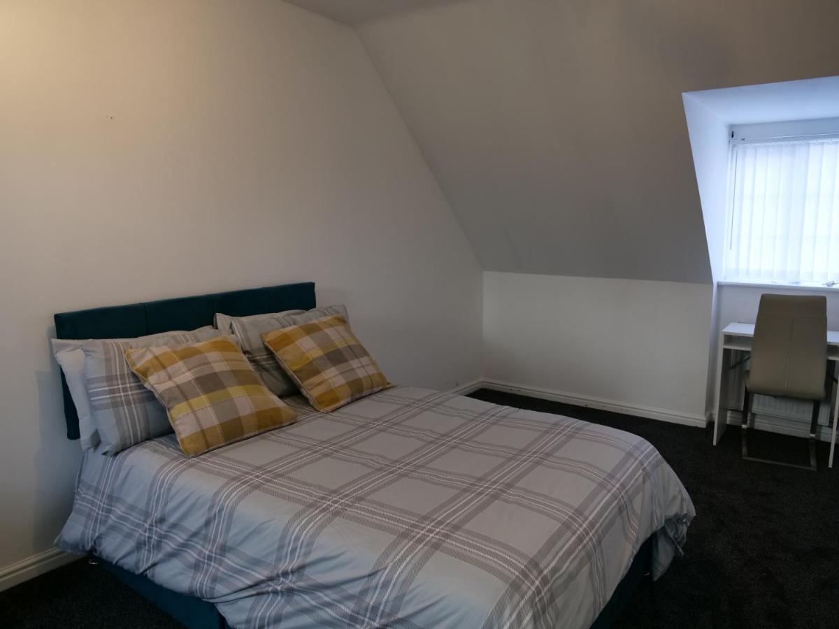 Spacious 4 Bed House, Sleep 8 Short & Long Stay, Free Parking ,5min Drive From Man Stadium Manchester
