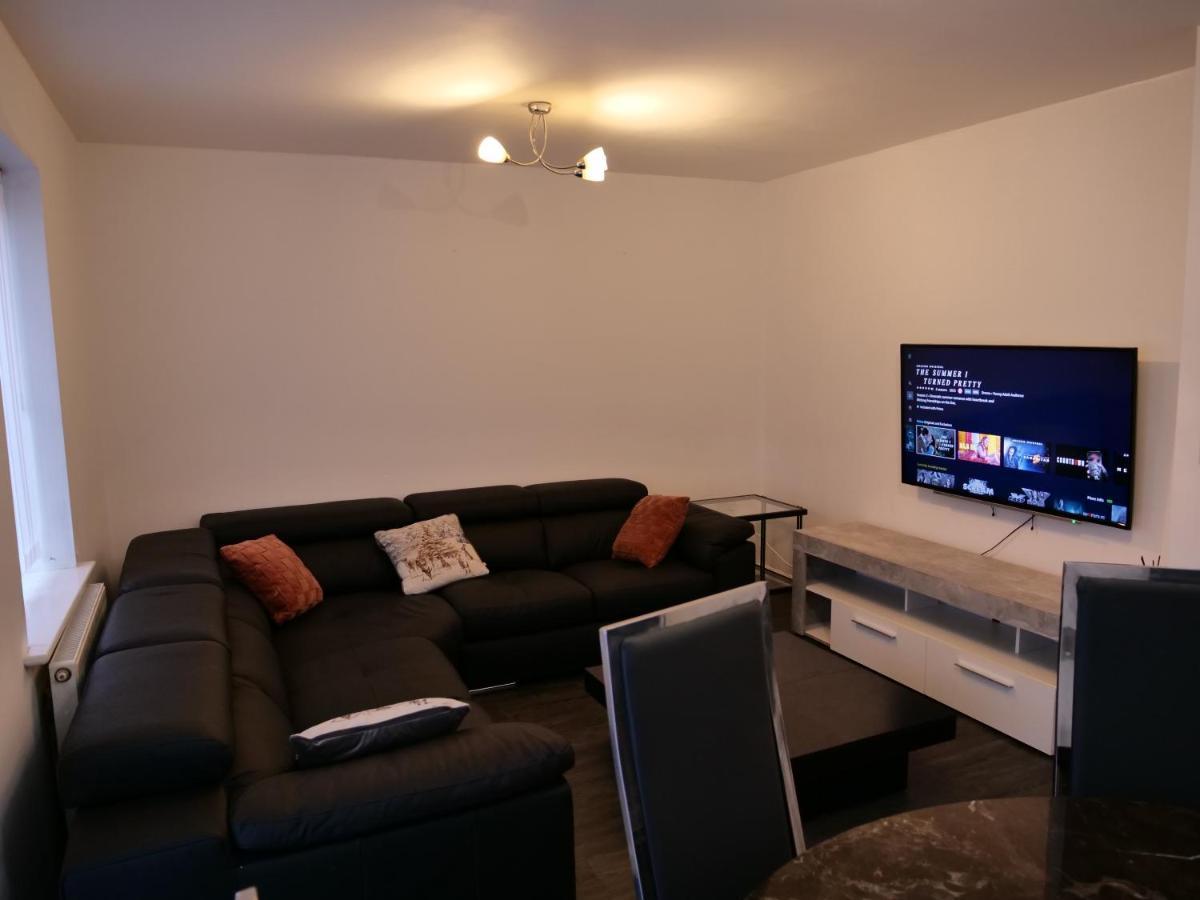 Spacious 4 Bed House, Sleep 8 Short & Long Stay, Free Parking ,5min Drive From Man Stadium