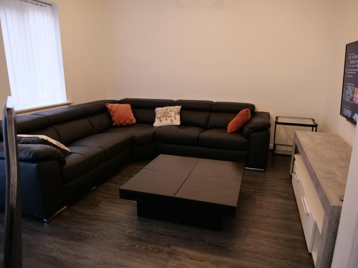 Spacious 4 Bed House, Sleep 8 Short & Long Stay, Free Parking ,5min Drive From Man Stadium