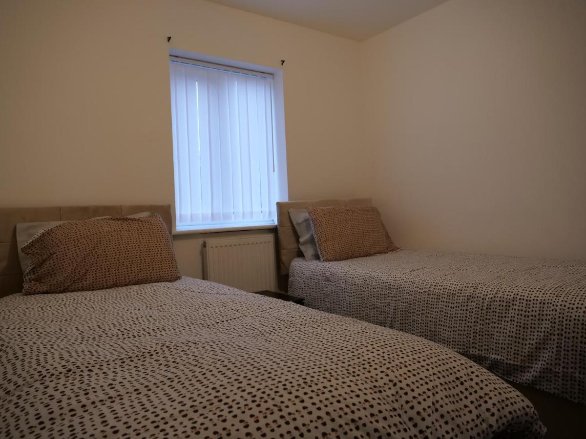 Spacious 4 Bed House, Sleep 8 Short & Long Stay, Free Parking ,5min Drive From Man Stadium Appartement Manchester
