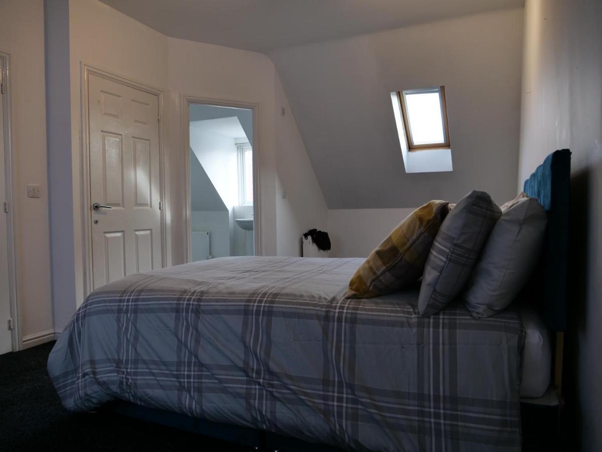 Spacious 4 Bed House, Sleep 8 Short & Long Stay, Free Parking ,5min Drive From Man Stadium Appartement