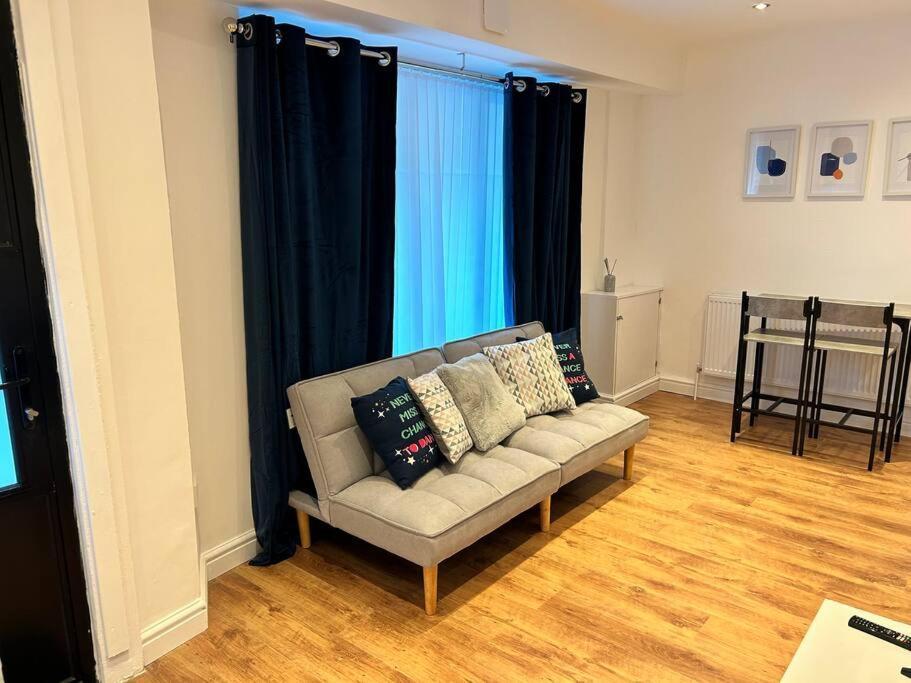 Spacious 1-bed In Stretford Appartement *