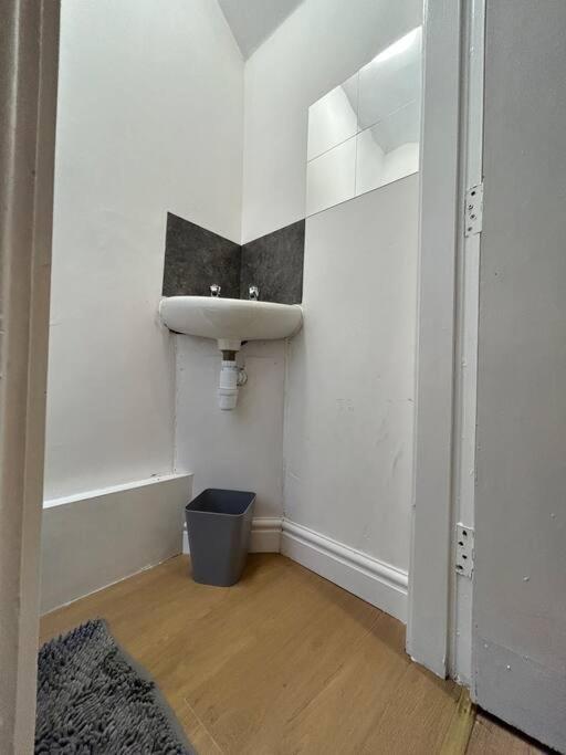 Spacious 1-bed In Stretford Manchester