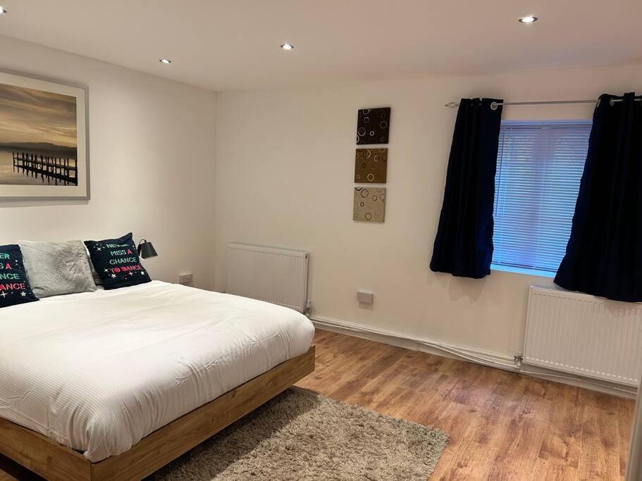 Spacious 1-bed In Stretford * Manchester