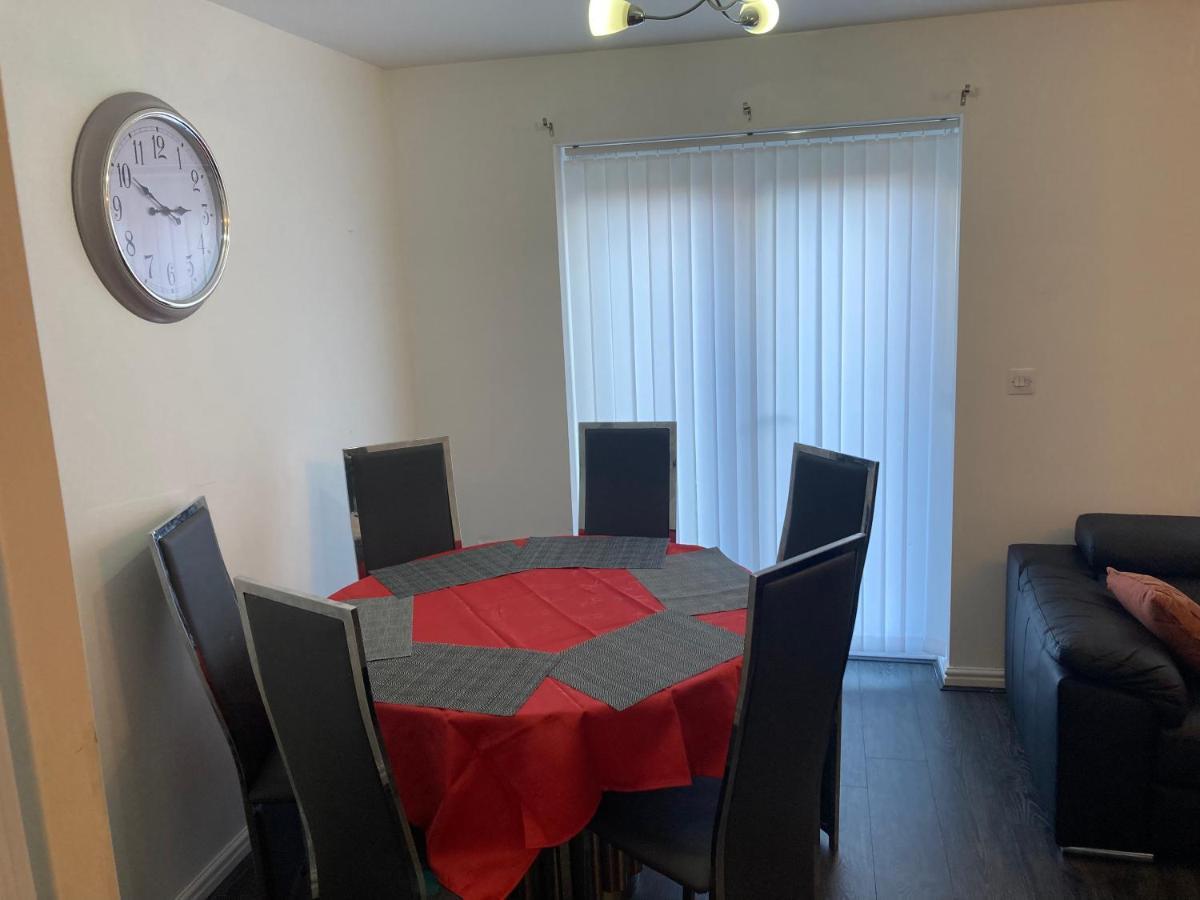 Spacious 4 Bed House, Sleep 8 Short & Long Stay, Free Parking ,5min Drive From Man Stadium Appartement