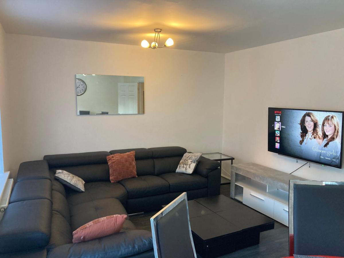 Spacious 4 Bed House, Sleep 8 Short & Long Stay, Free Parking ,5min Drive From Man Stadium Manchester