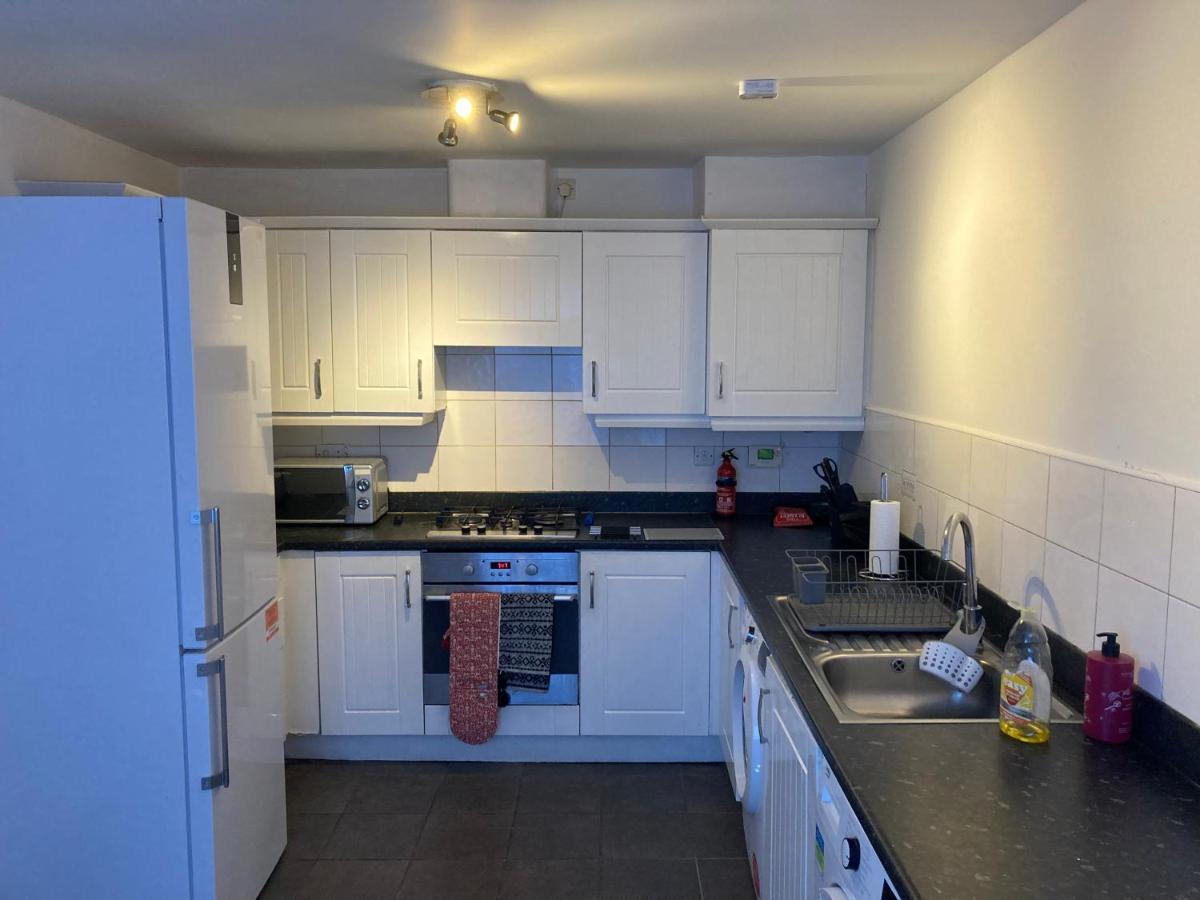 Spacious 4 Bed House, Sleep 8 Short & Long Stay, Free Parking ,5min Drive From Man Stadium * Manchester