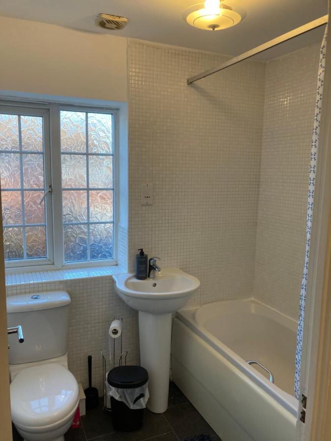 Spacious 4 Bed House, Sleep 8 Short & Long Stay, Free Parking ,5min Drive From Man Stadium Appartement