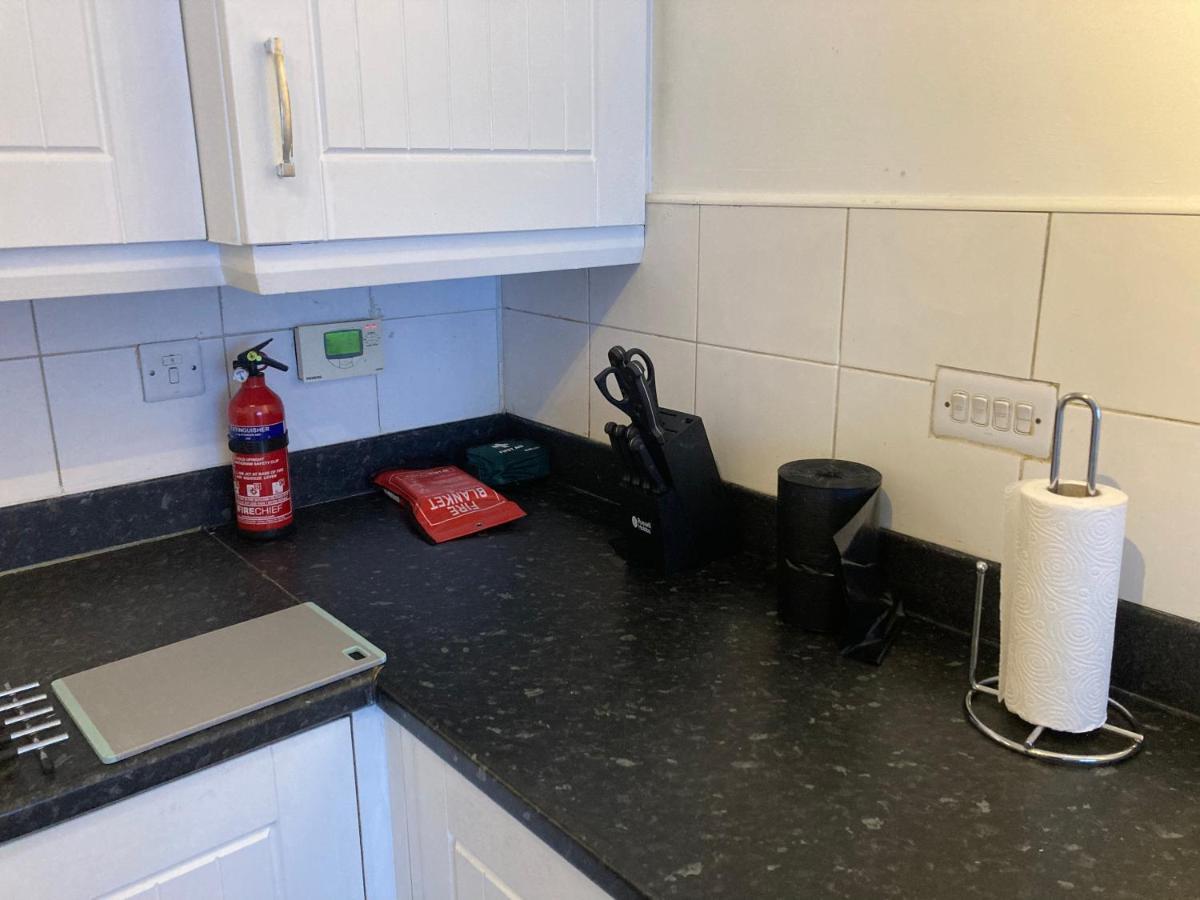 Spacious 4 Bed House, Sleep 8 Short & Long Stay, Free Parking ,5min Drive From Man Stadium Manchester