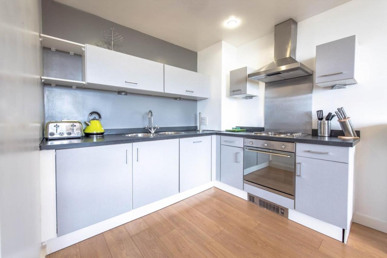 Modern & Central 1kb Apt Salford Quays Apartment