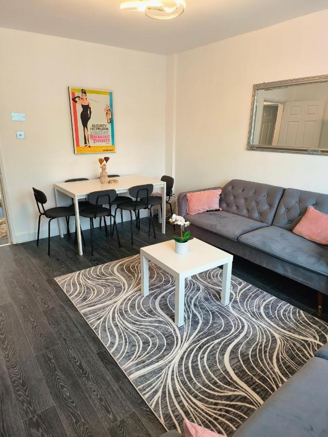 Modern Fully Furnished 3 Bedroom House * Manchester
