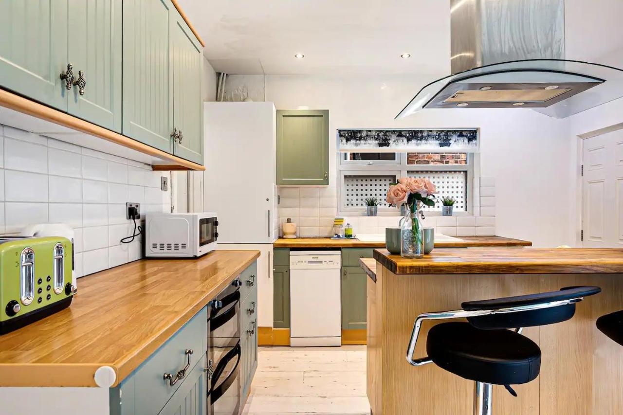 Pass The Keys Old Trafford 4-bedroom Retreat Near United & Centre - Family-friendly Manchester