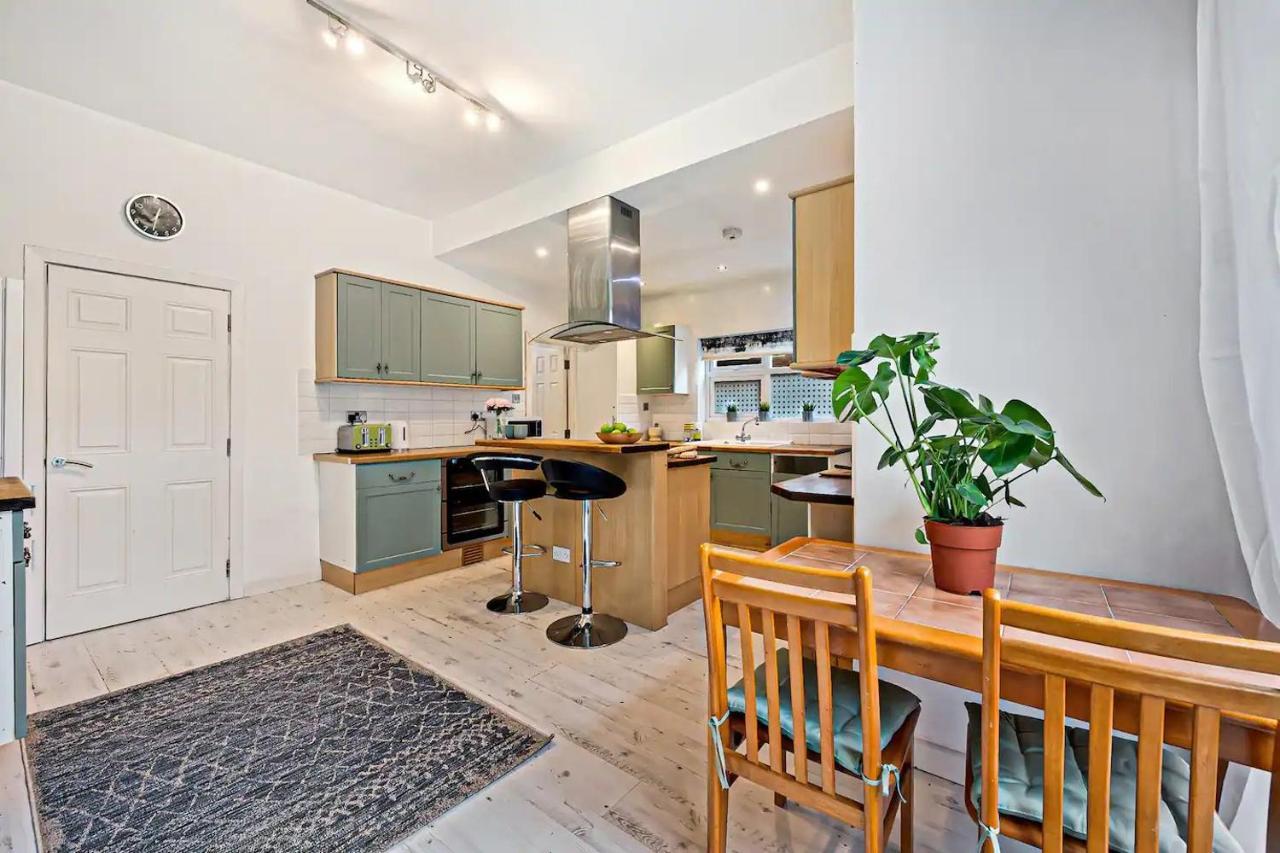 Pass The Keys Old Trafford 4-bedroom Retreat Near United & Centre - Family-friendly Holiday home Manchester