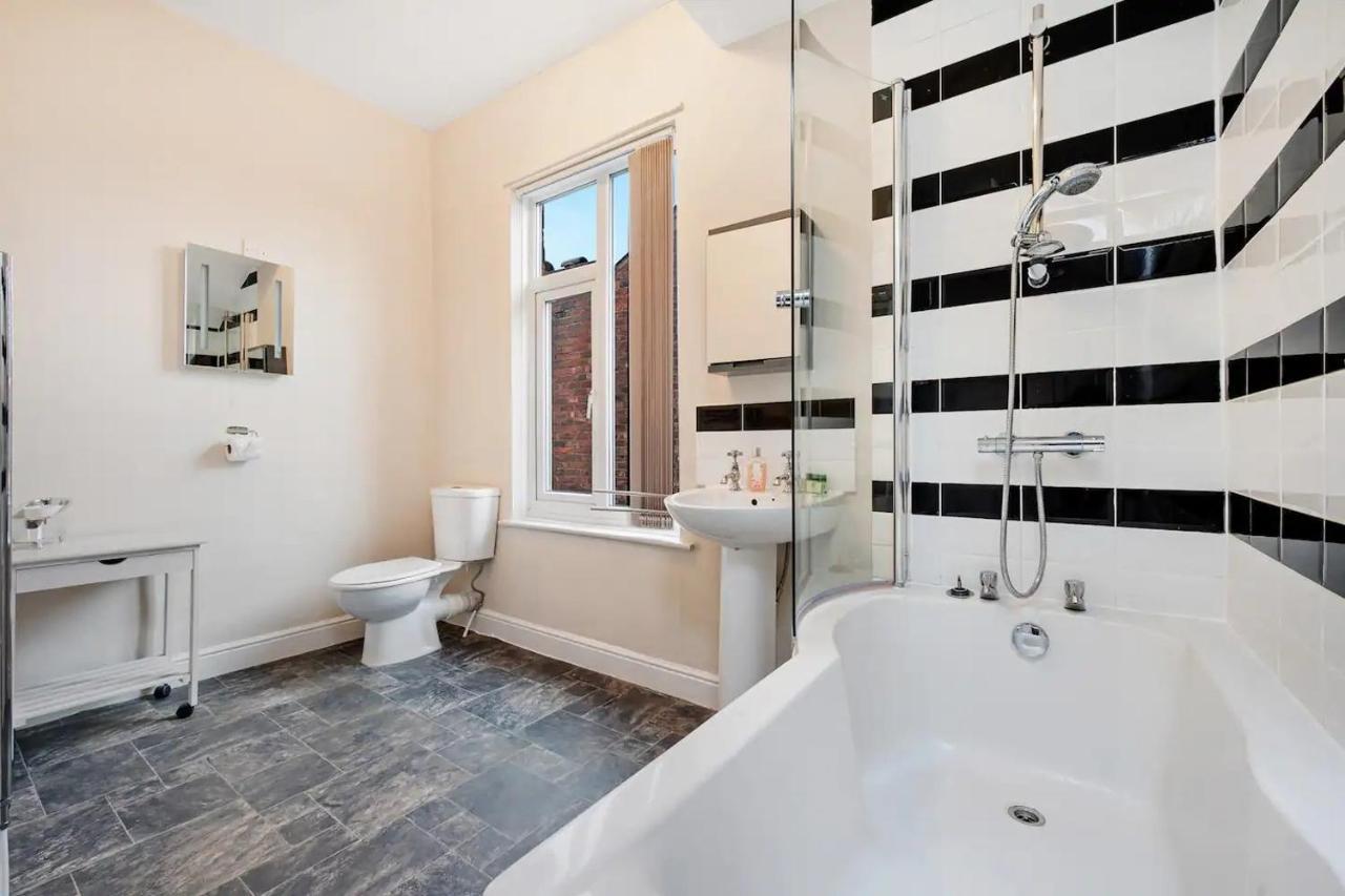 Pass The Keys Old Trafford 4-bedroom Retreat Near United & Centre - Family-friendly *