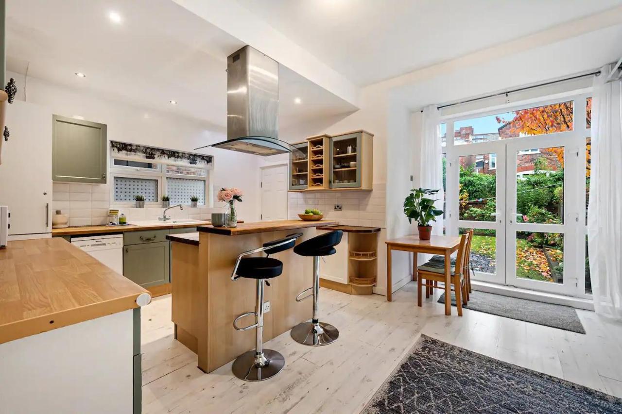 Pass The Keys Old Trafford 4-bedroom Retreat Near United & Centre - Family-friendly