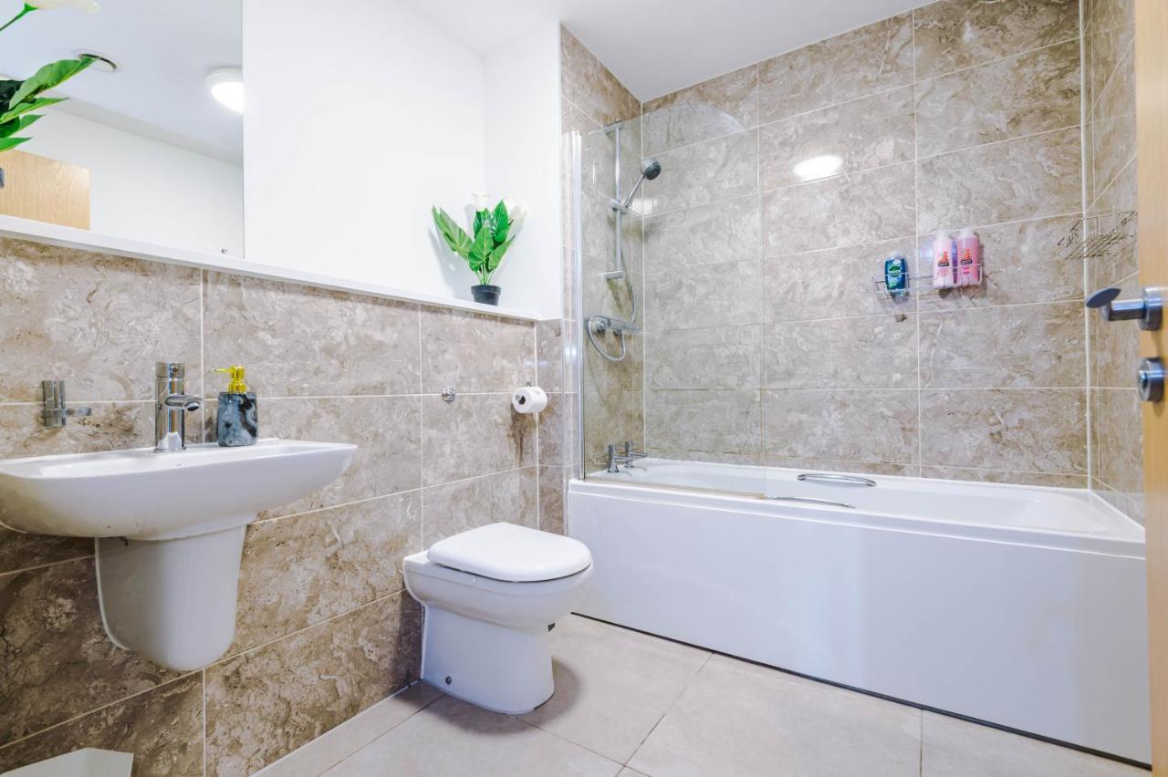 Spacious 3-bedroom In With Private Rooftop Terrace & Stunning Views Apartment Manchester
