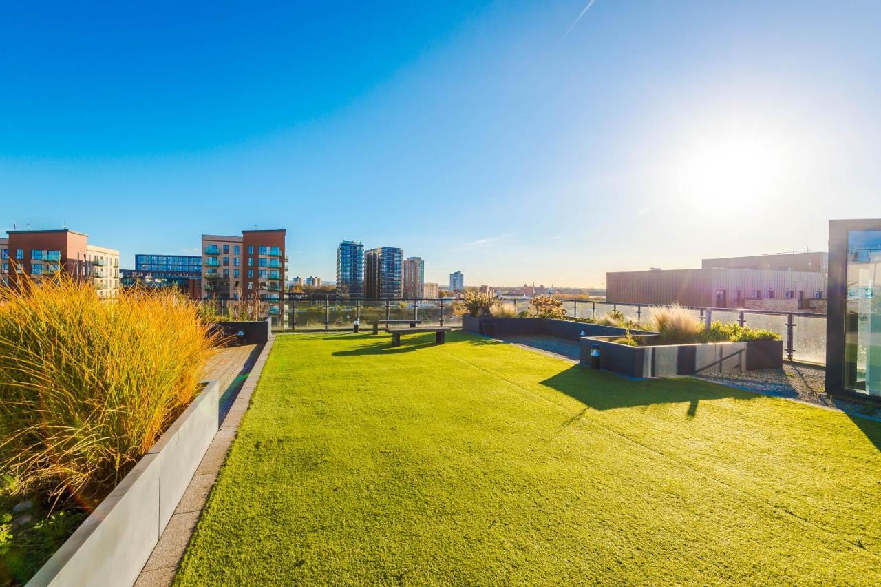 Spacious 3-bedroom In With Private Rooftop Terrace & Stunning Views *