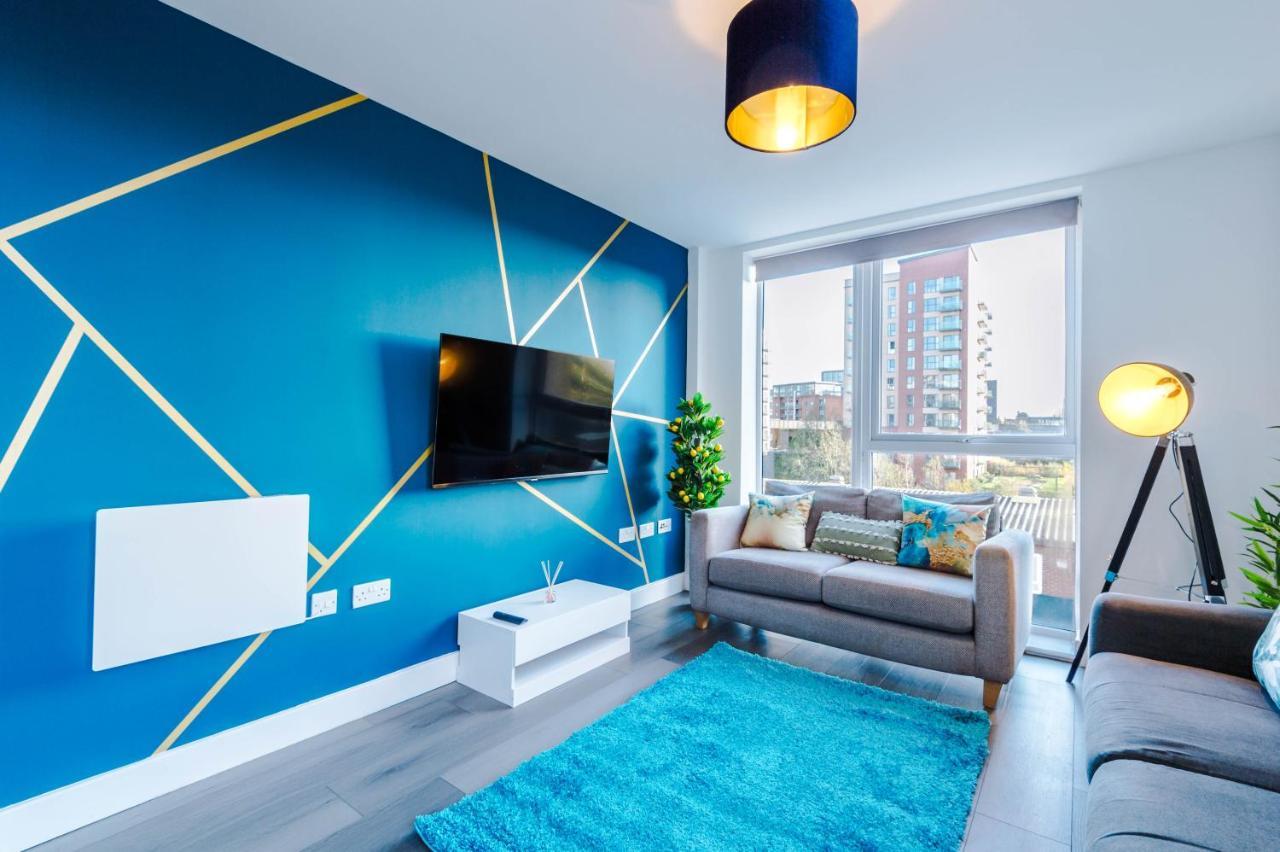 Apartment Spacious 3-bedroom In With Private Rooftop Terrace & Stunning Views *