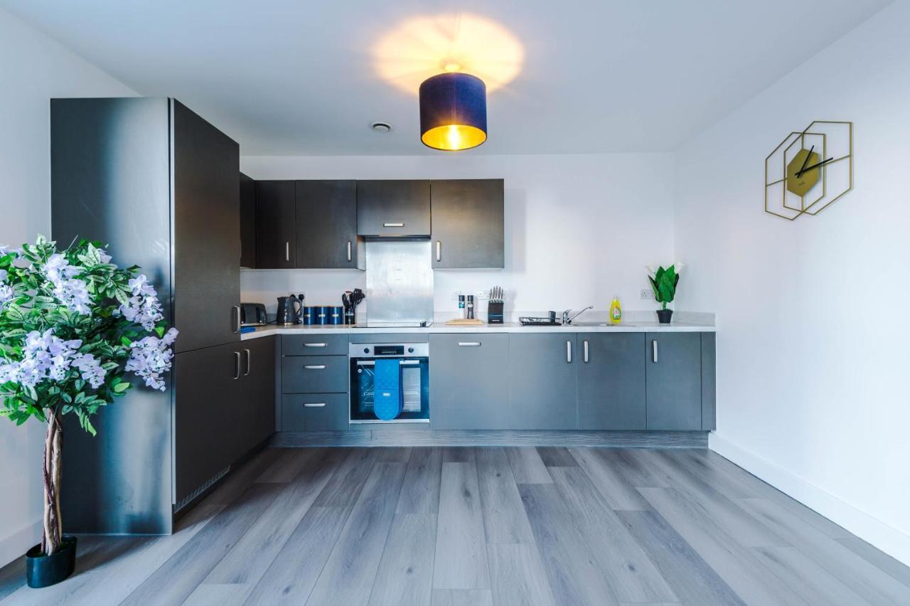 Spacious 3-bedroom In With Private Rooftop Terrace & Stunning Views *