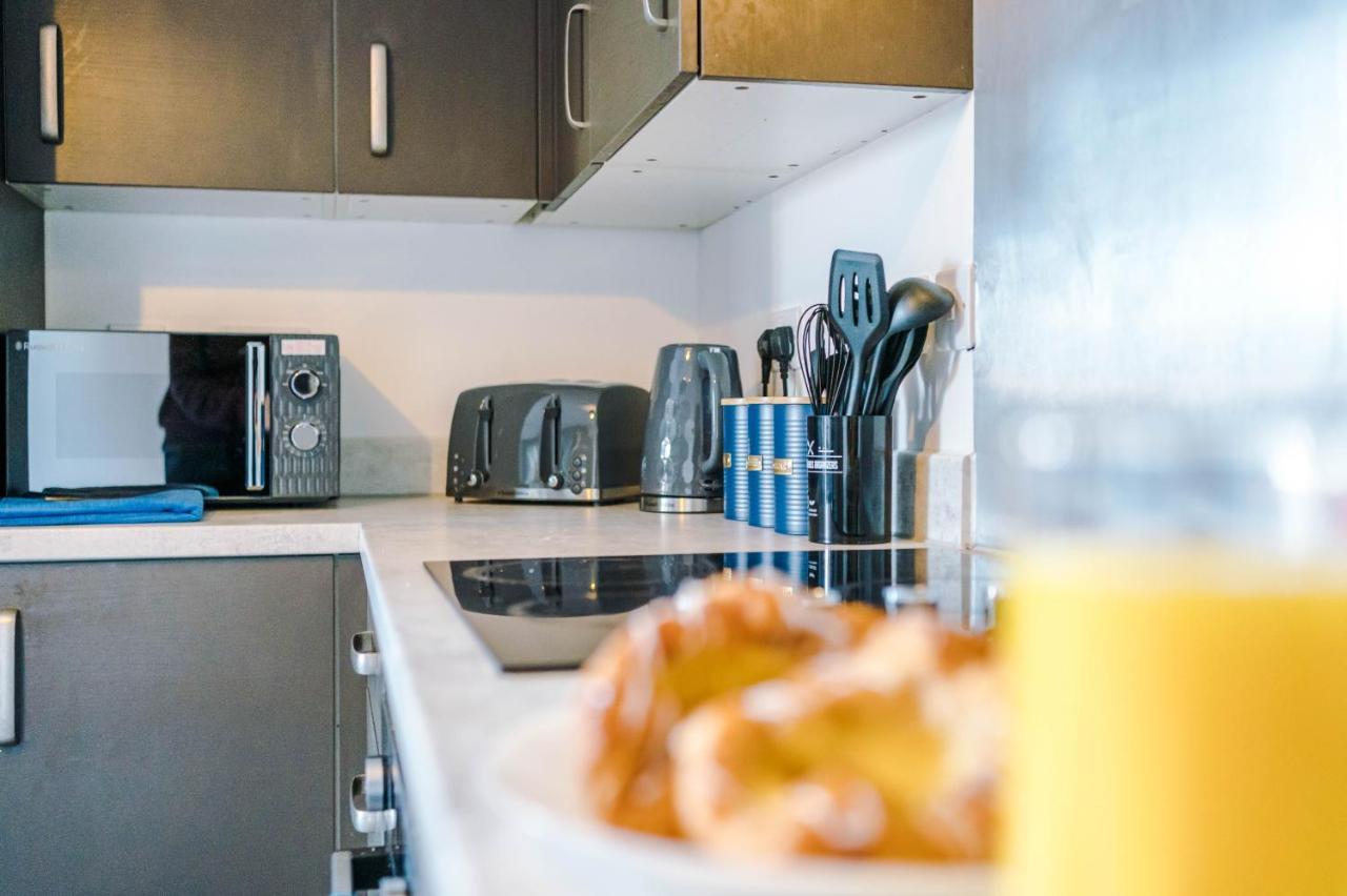 Apartment Spacious 3-bedroom In With Private Rooftop Terrace & Stunning Views *
