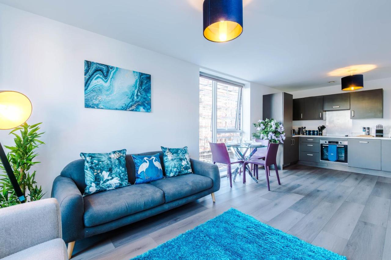 Spacious 3-bedroom In With Private Rooftop Terrace & Stunning Views Apartment Manchester