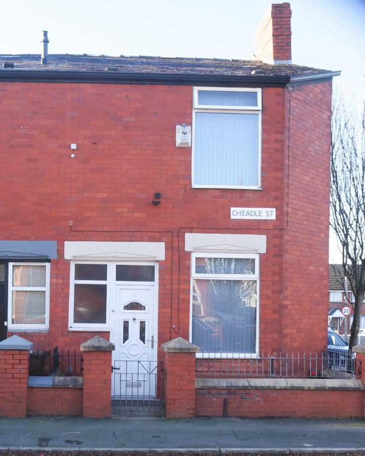 Cheadle House Holidays Holiday home