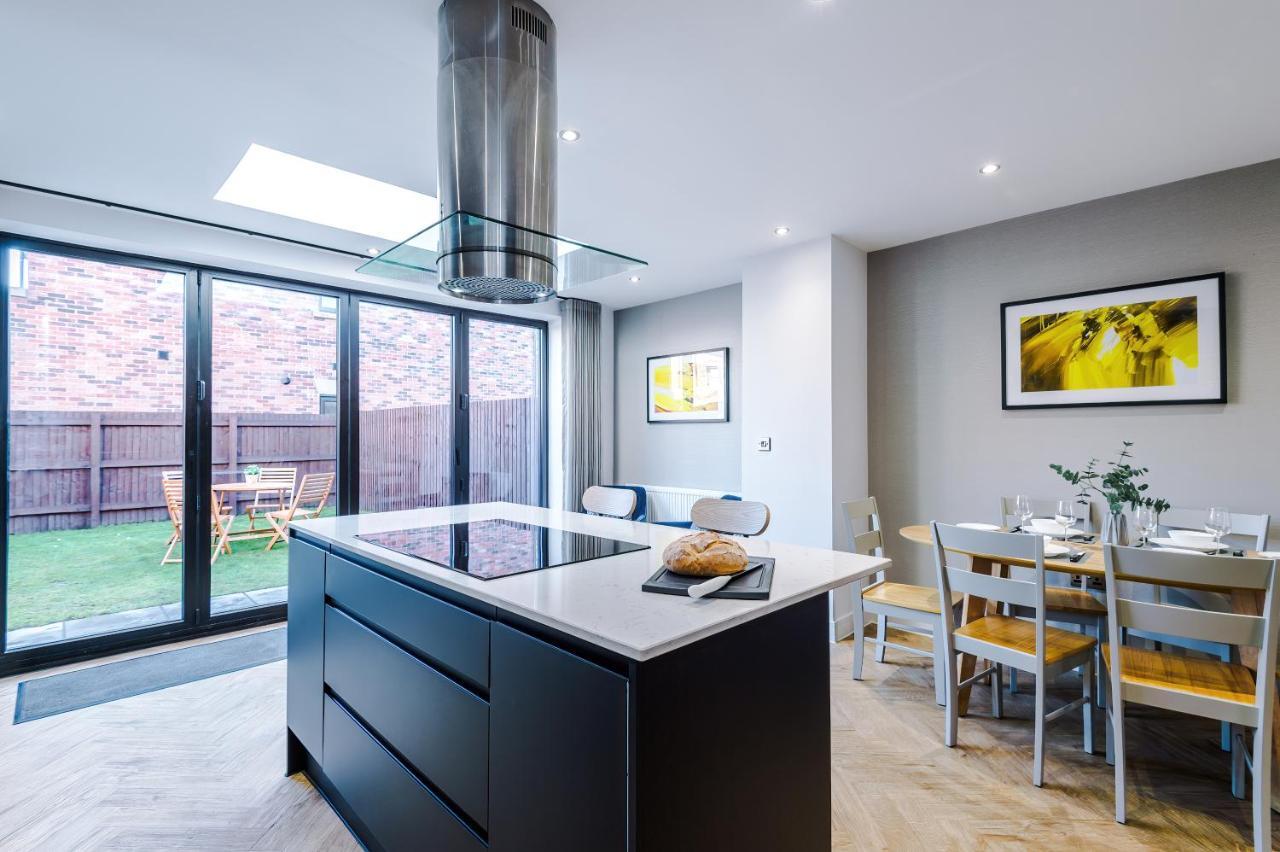 4 Bedroom Townhouse In - By Hilltop Serviced Holiday home Manchester