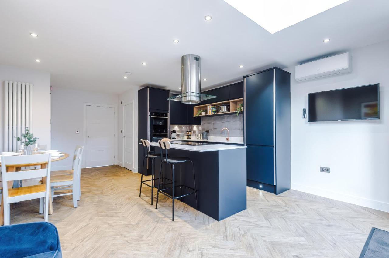 4 Bedroom Townhouse In - By Hilltop Serviced * Manchester