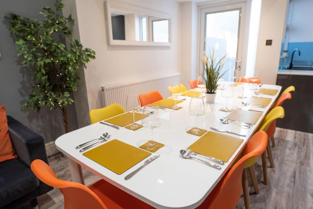 8 Bed, Comfortably Sleeps 10, 3 Bath House, 5 Mins Centre Vakantiehuis *