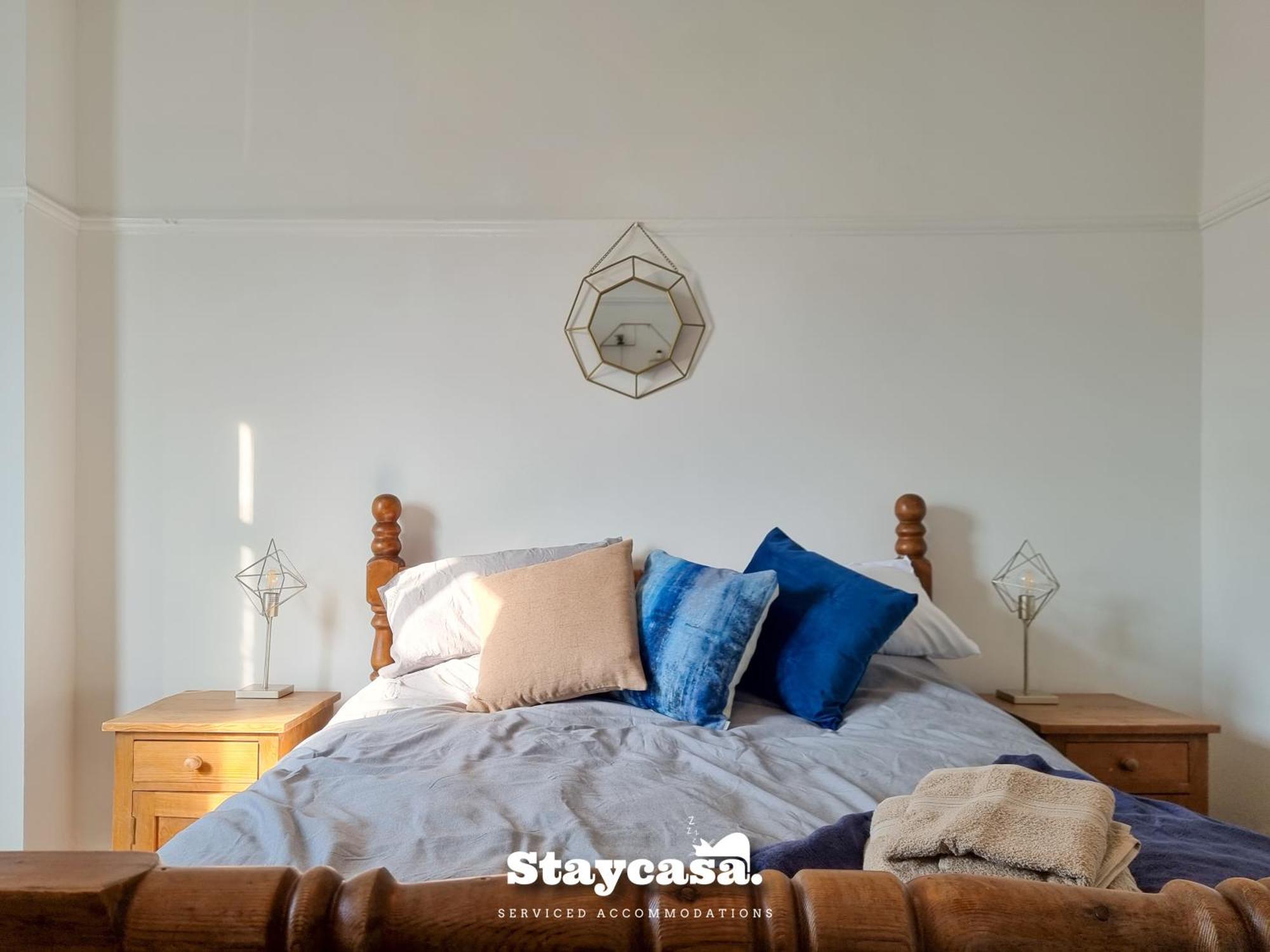 Vakantiehuis Spacious 6-Bed With Large Patio And Free Parking *