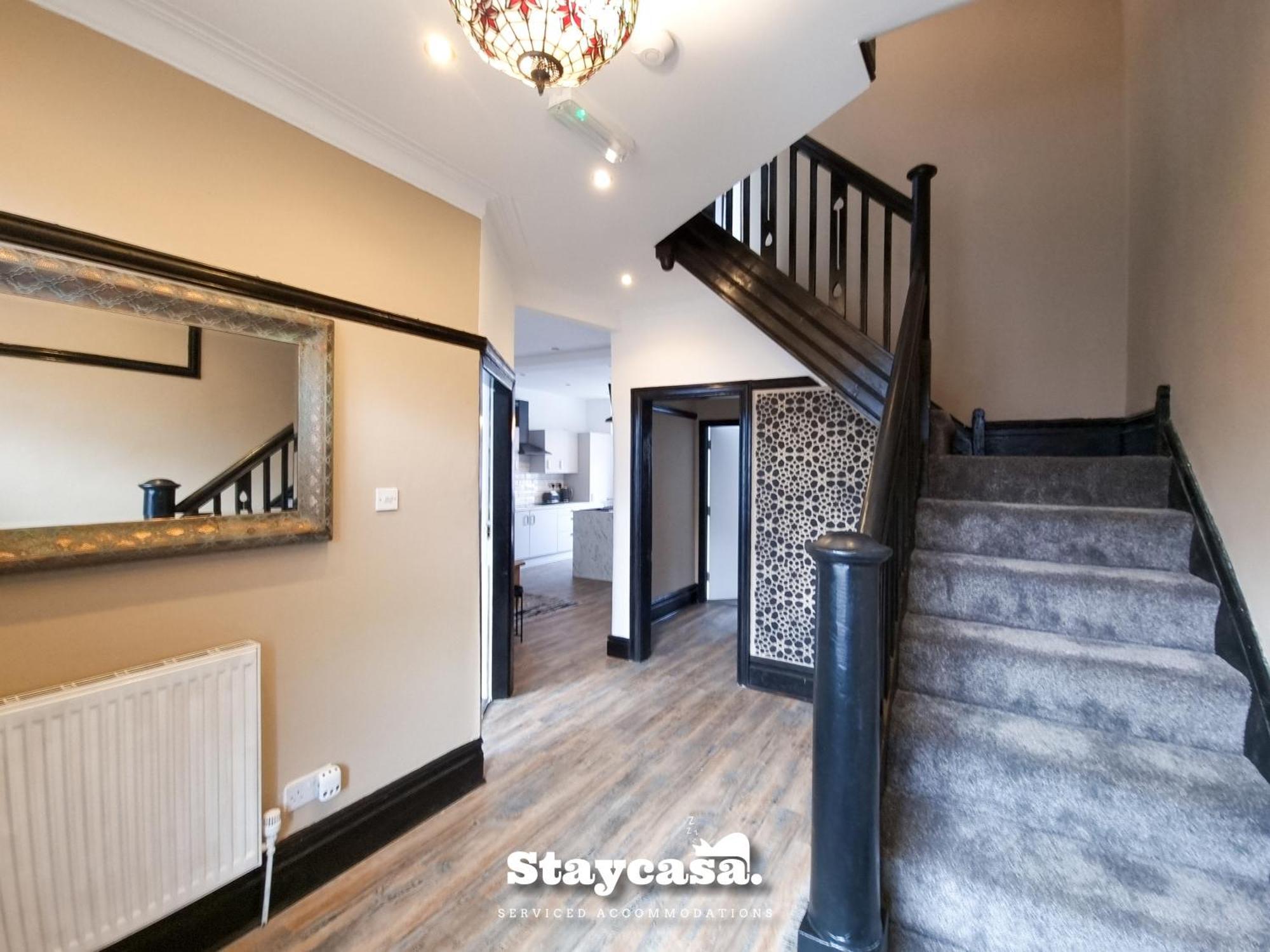 Vakantiehuis Spacious 6-Bed With Large Patio And Free Parking *