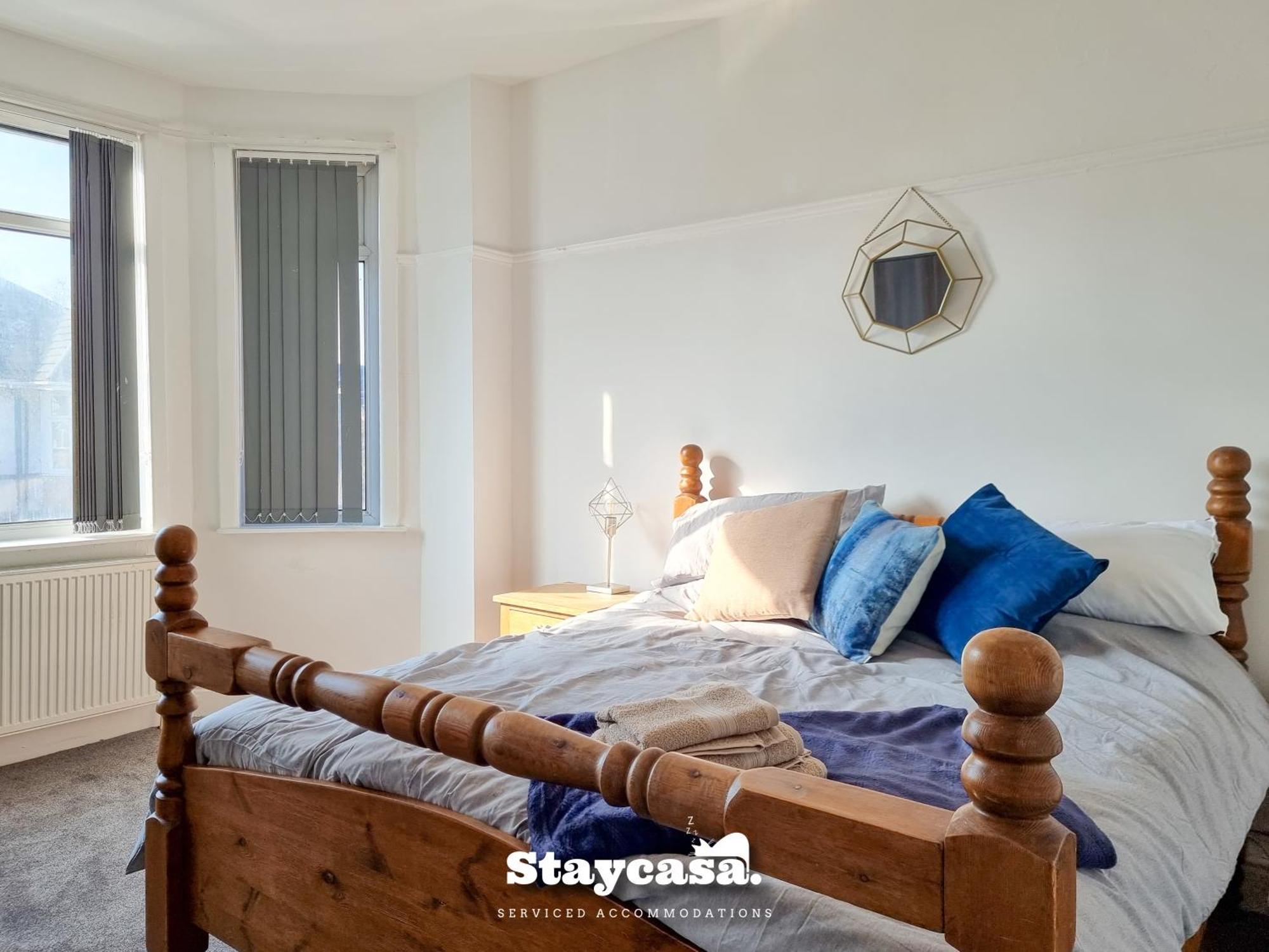 Spacious 6-Bed With Large Patio And Free Parking *