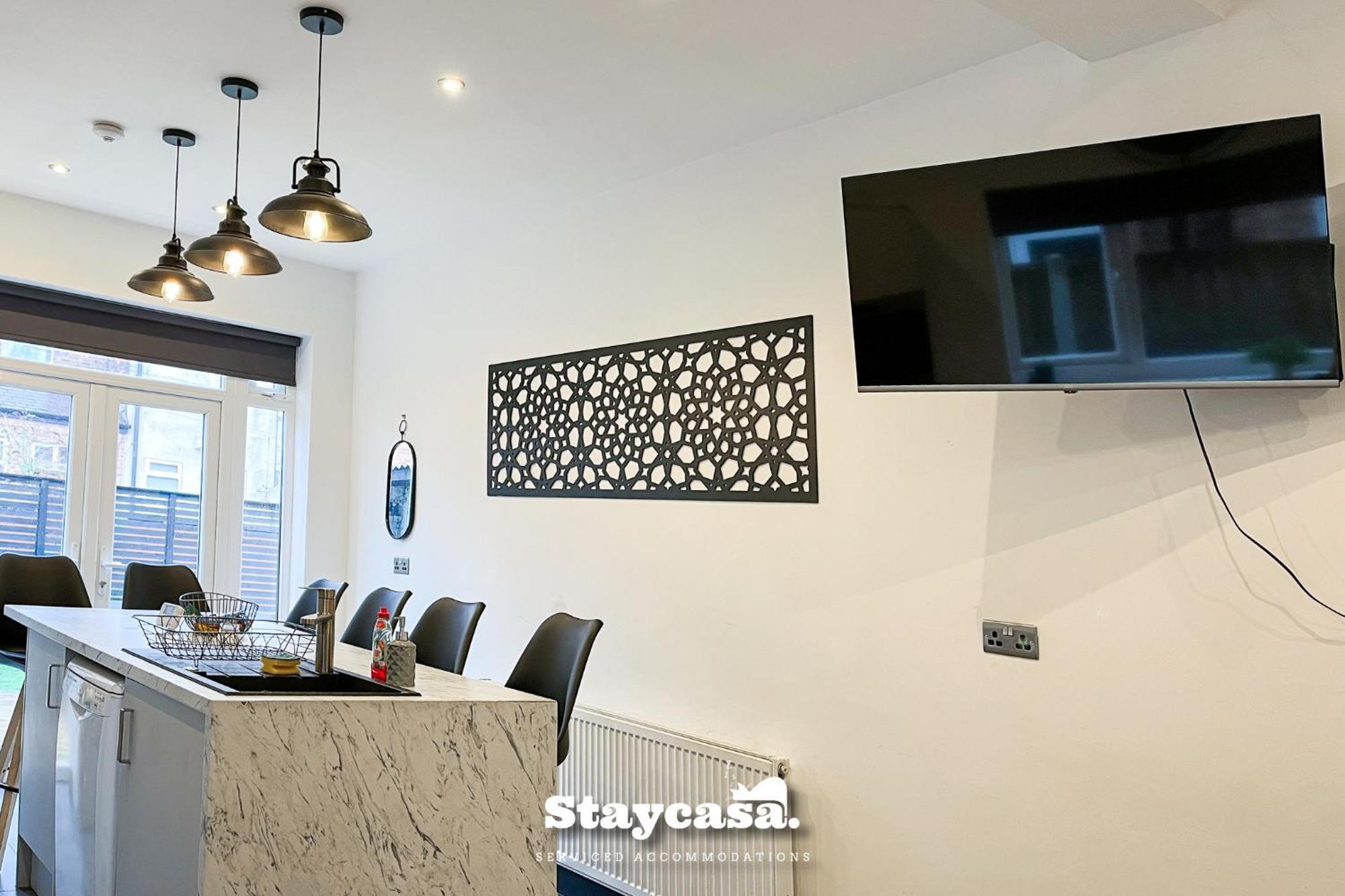 Spacious 6-Bed With Large Patio And Free Parking Vakantiehuis *
