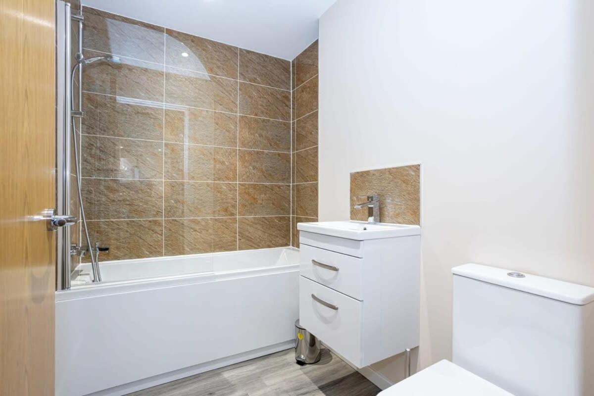 Lovely 1 Bedroom In Apartment *