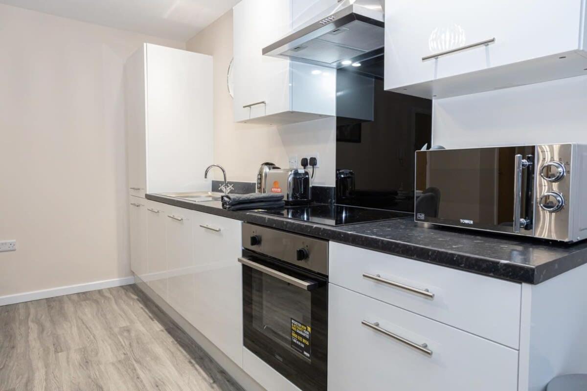 Lovely 1 Bedroom In Apartment *