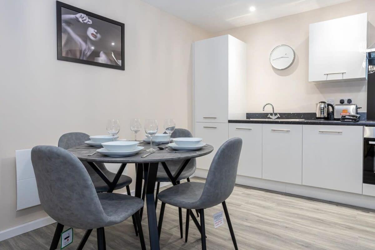 Lovely 1 Bedroom In Apartment *