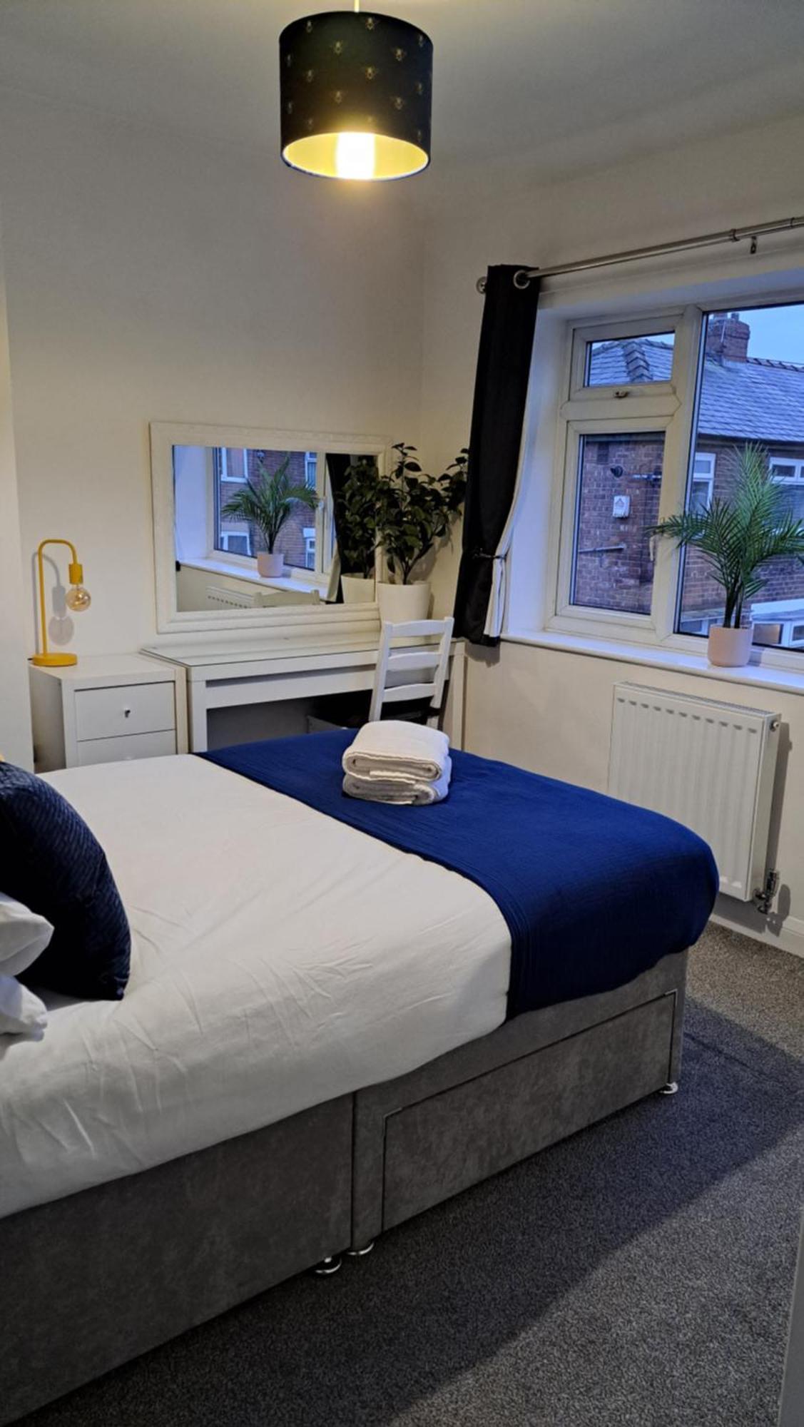 The Heart - Cosy 3 Bedroom House With Double Driveway And Garden In Holiday home Manchester