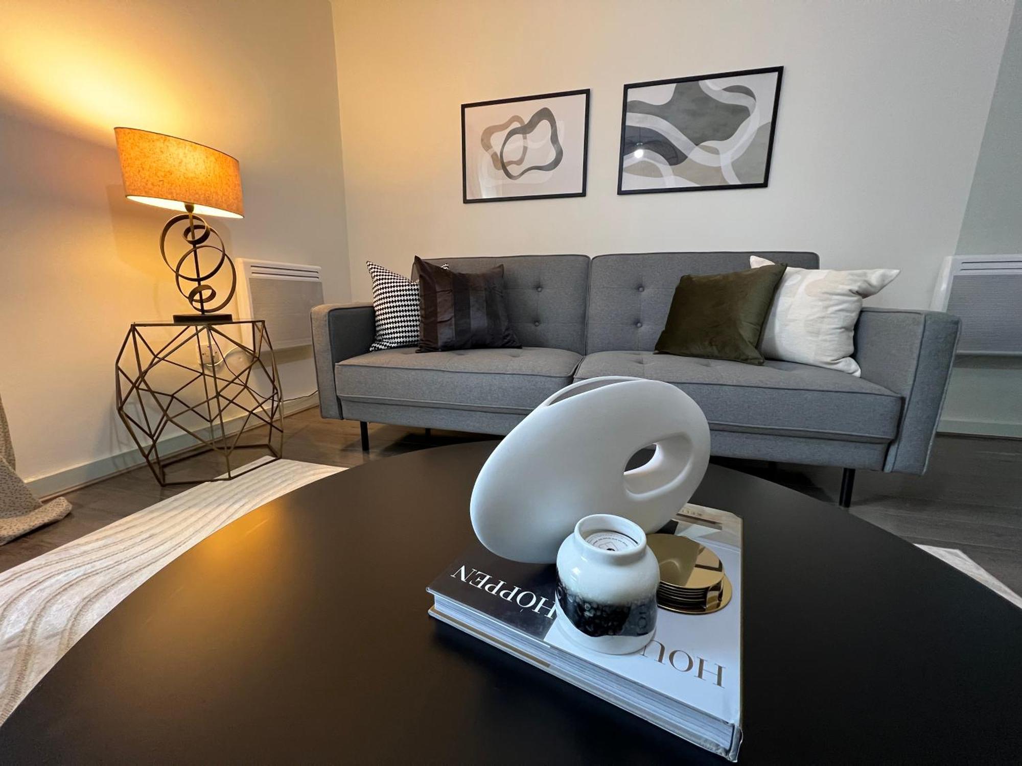 Stunning + Free Parking Apartment *
