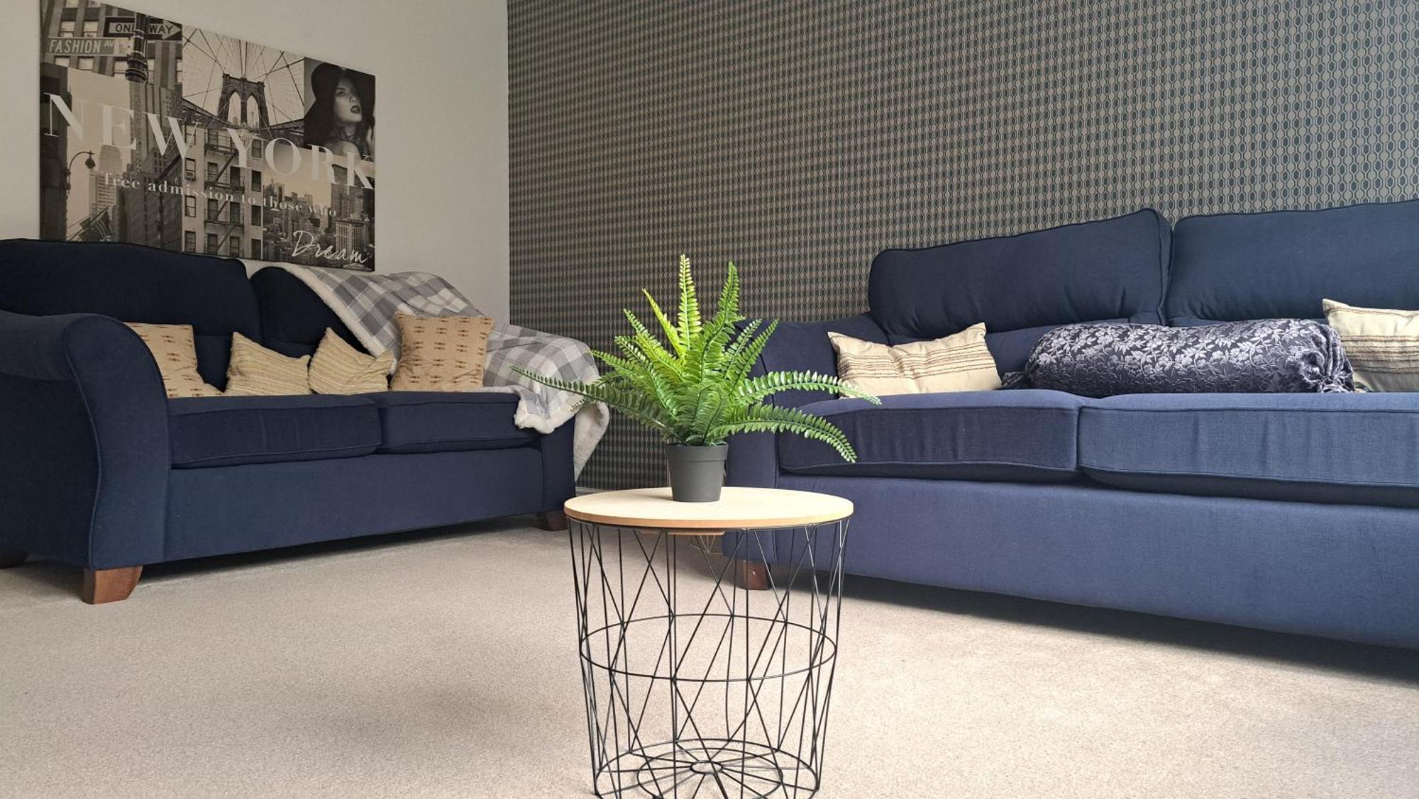 Tropical Sun Homes - Beautiful Spacious 3 Bed In A Serene Environment With Free Parking For 2 Cars *
