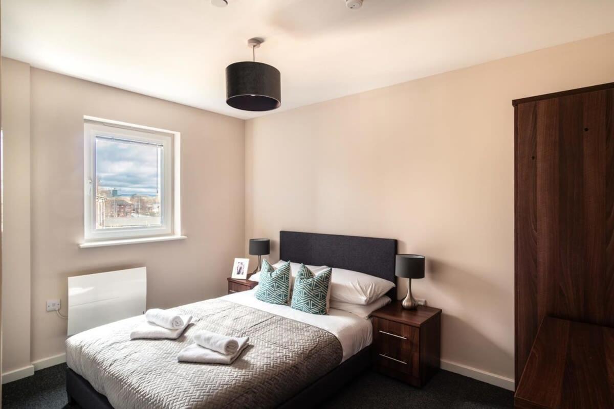 Modern & Stylish 2 Bed In Apartment *