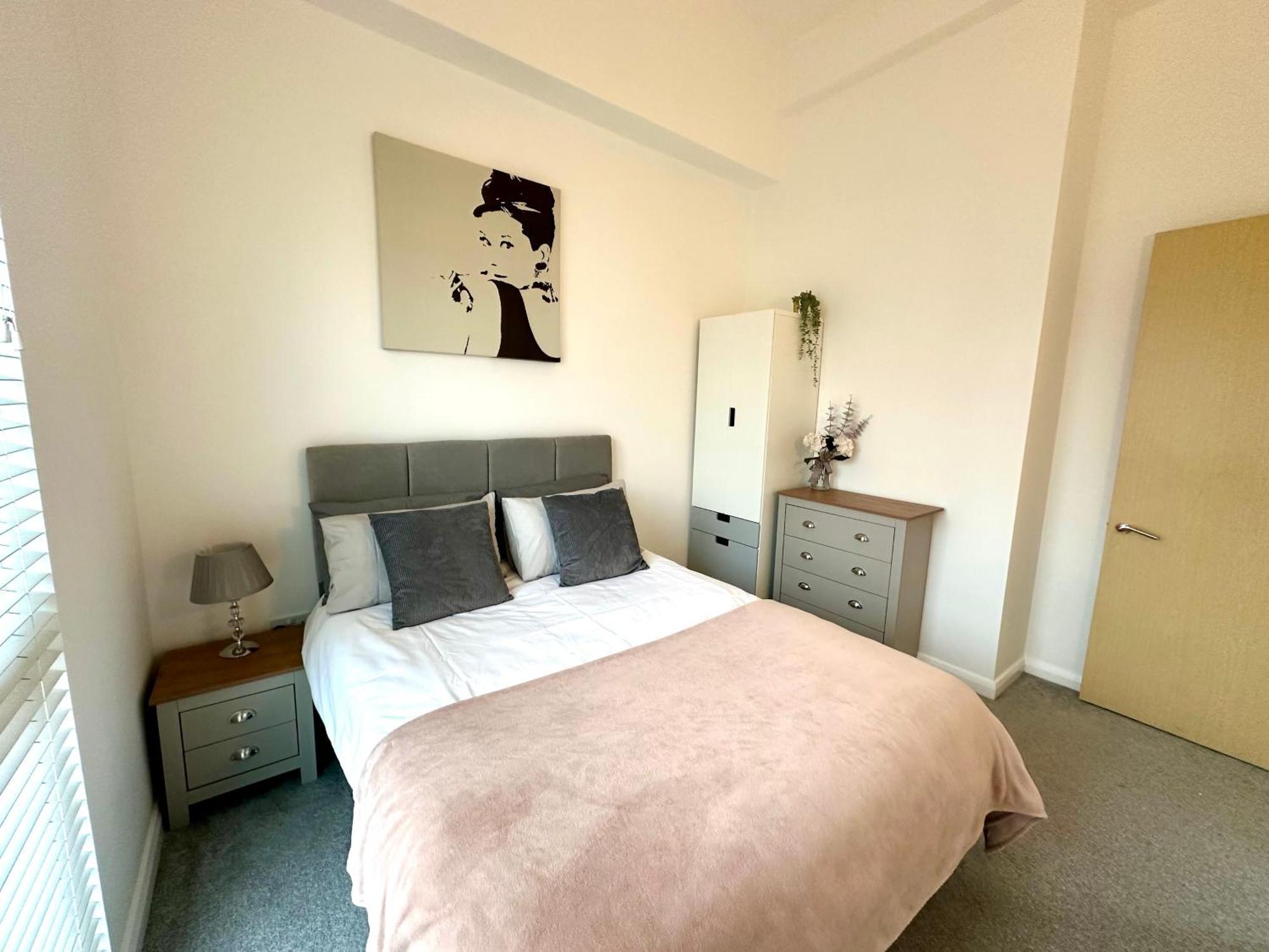 Holiday home 6 Guests- 3 Bedroom House Mcr Ao & Etihad Parking & Wi Fi