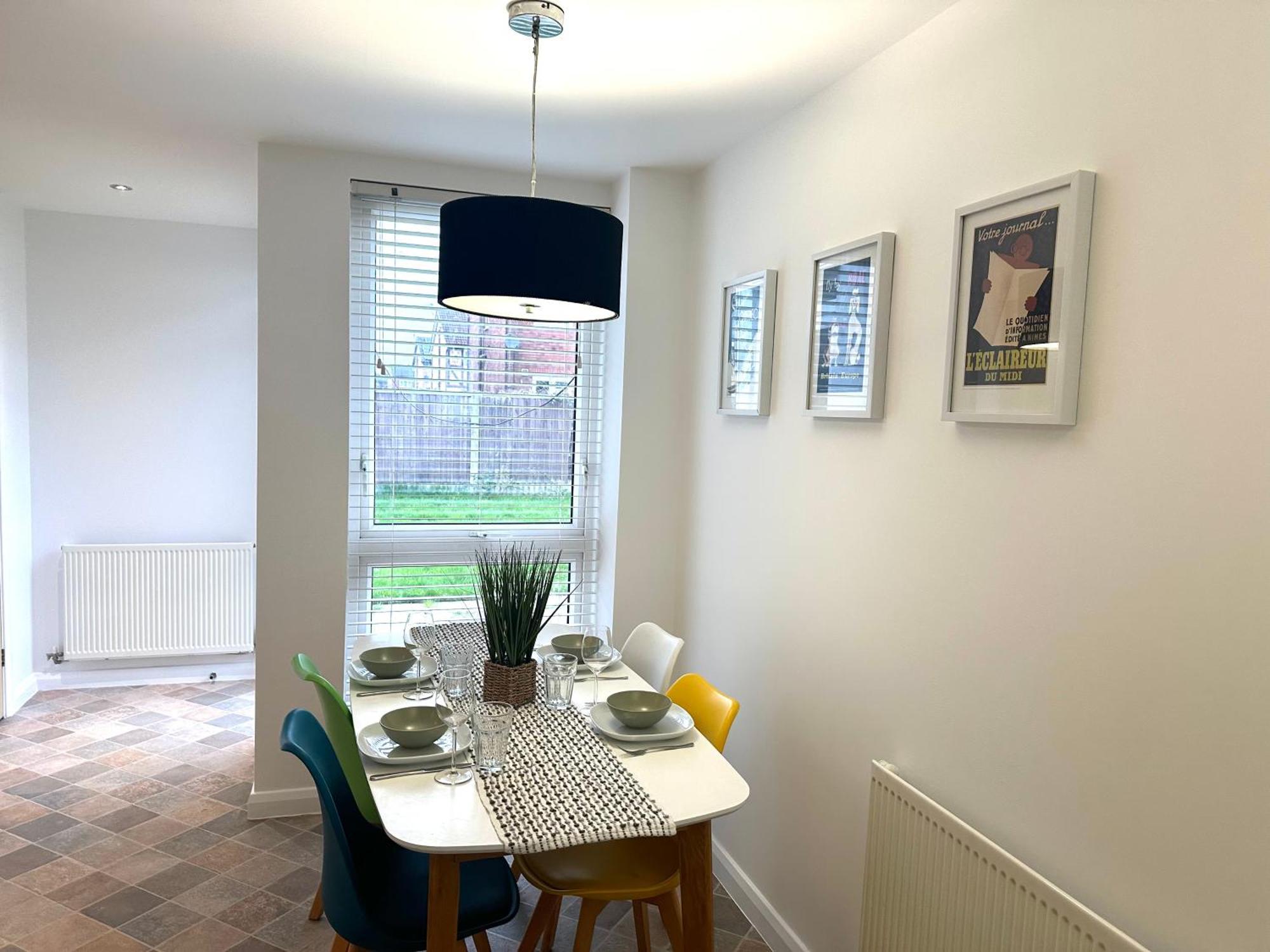 Holiday home 6 Guests- 3 Bedroom House Mcr Ao & Etihad Parking & Wi Fi