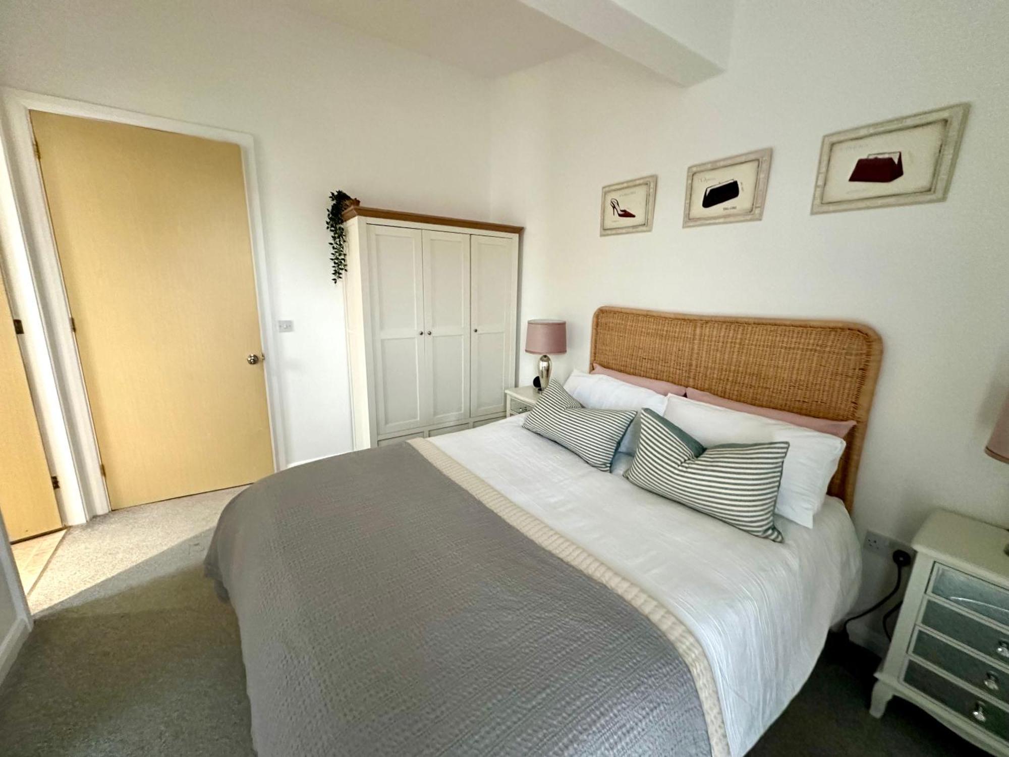6 Guests- 3 Bedroom House Mcr Ao & Etihad Parking & Wi Fi *