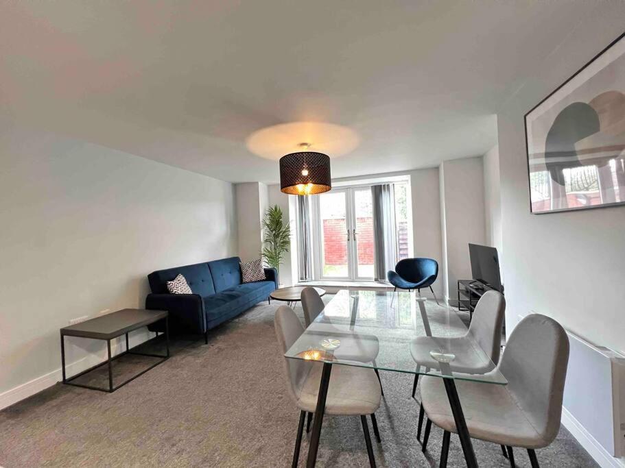 Free Parking - Lovely 2-br Flat Near Salford Royal * Manchester