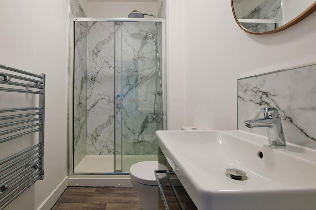 Free Parking - Beautiful 2-br Flat In *