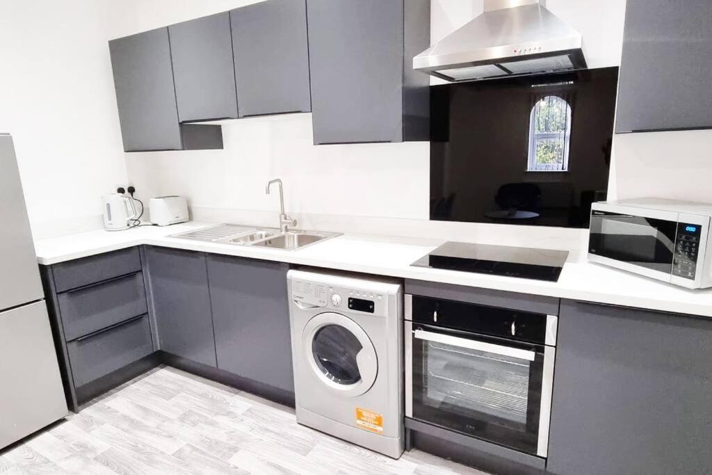Free Parking - Cosy 2-br Flat Near Salford Royal Apartment
